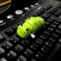 brinquedo de uma lagarta andando sobre um teclado