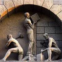 escultura mostrando trabalhadores construindo