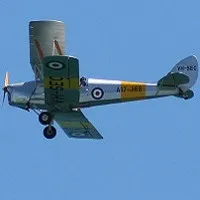 avião bi-plano antigo em vôo