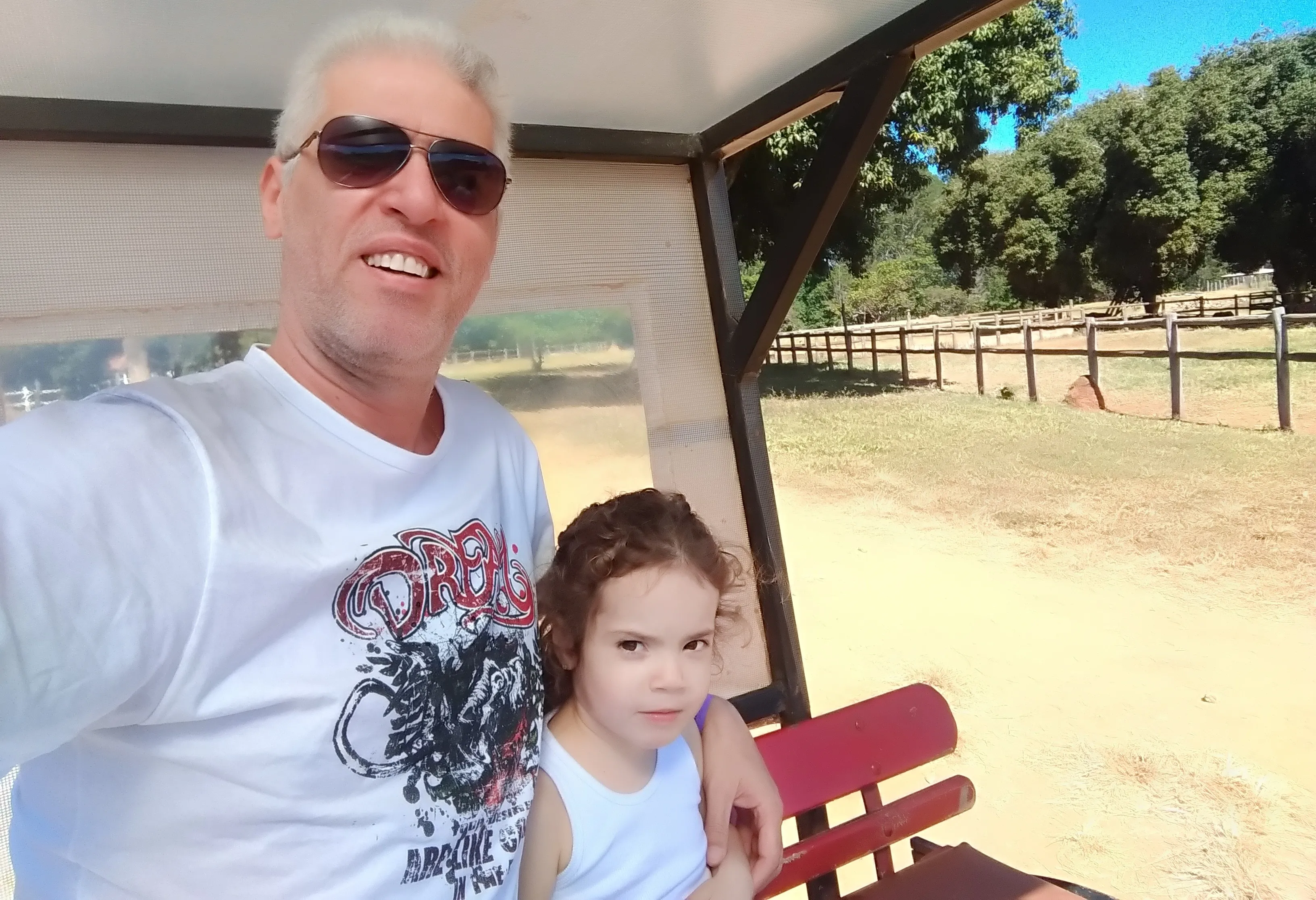 Helena e Tulio em um passeio de charrete
