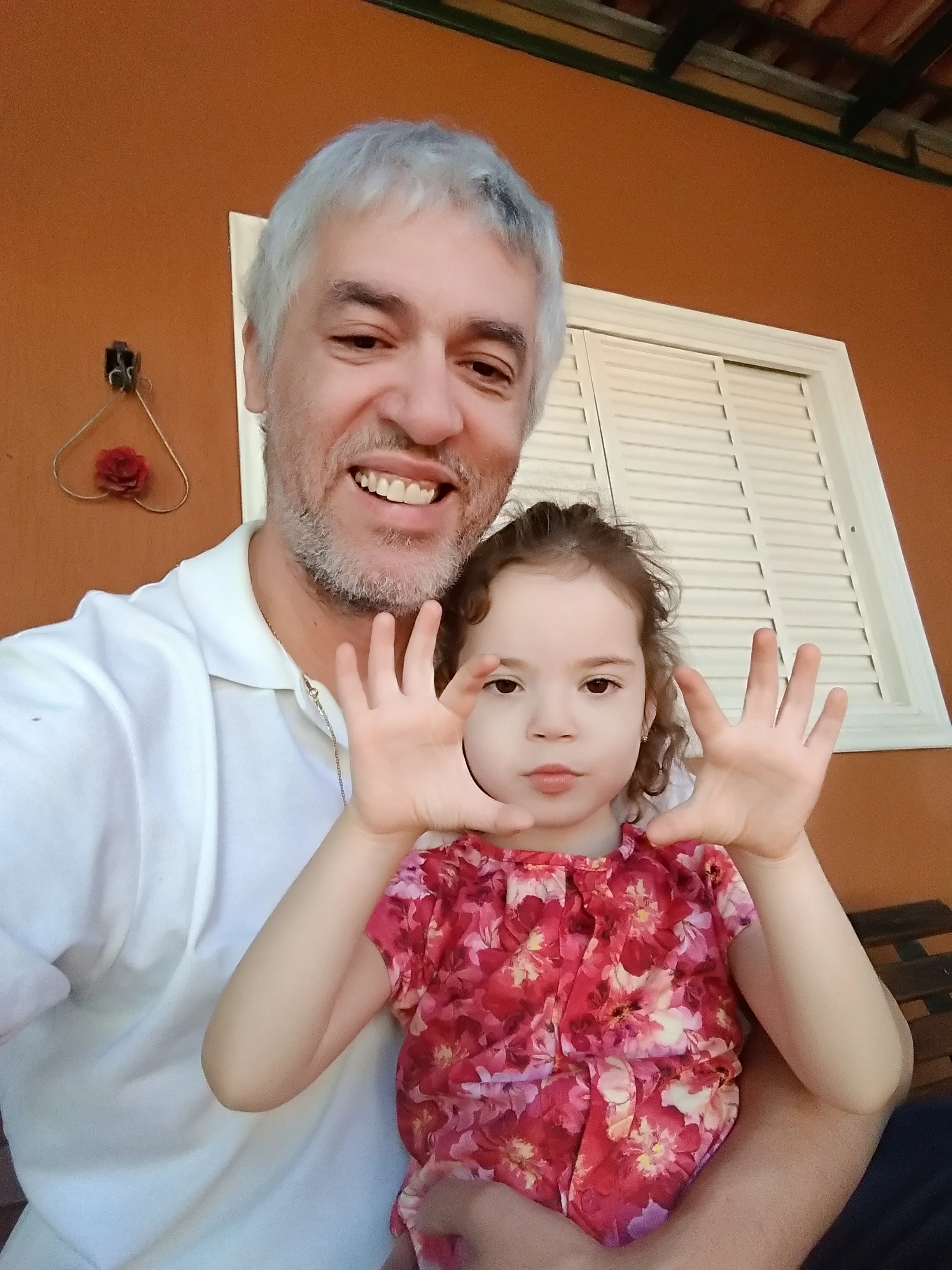 Selfie de Tulio com Helena no colo