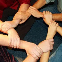 várias mãos interligadas, mostrando cooperação