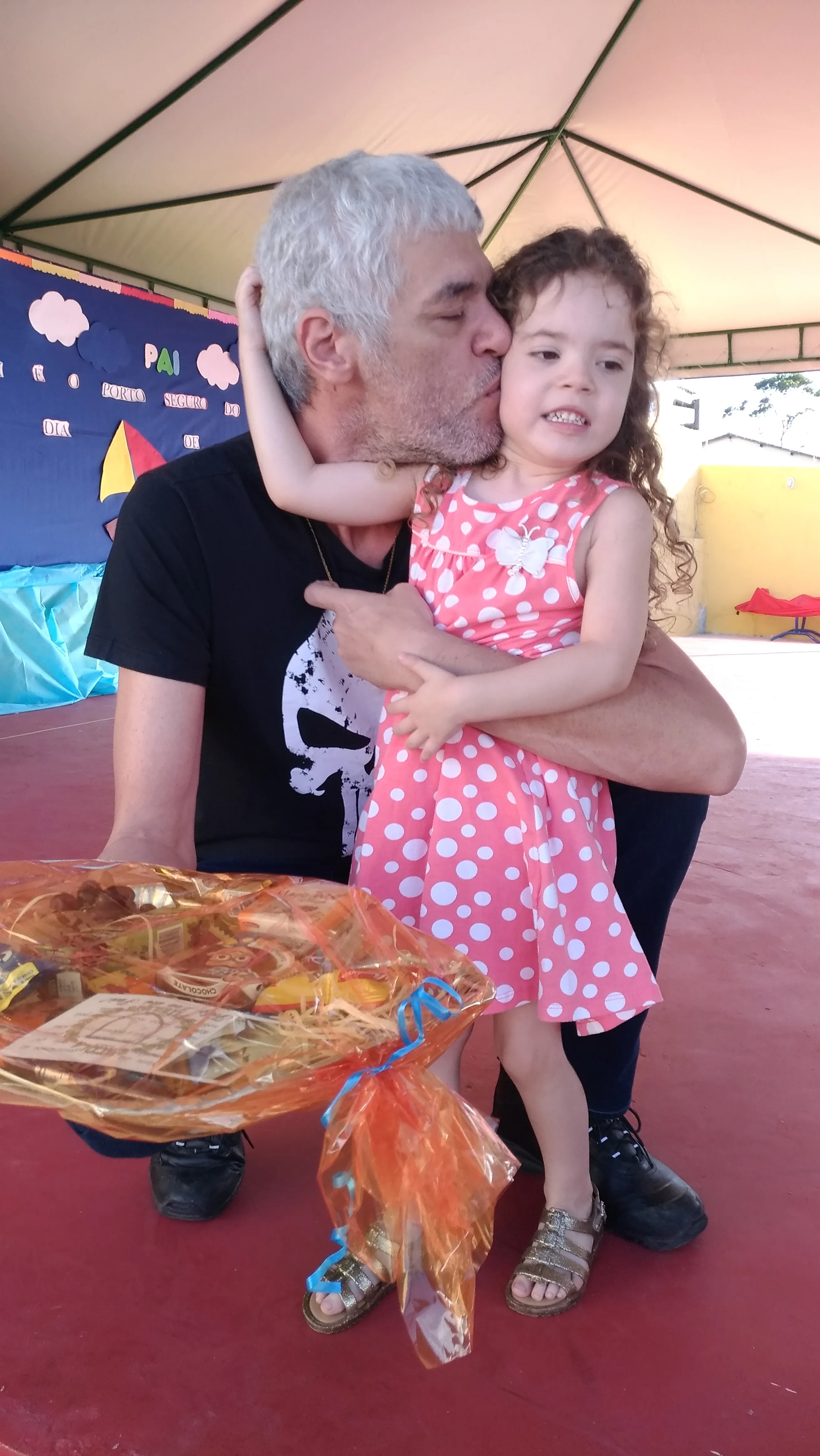 Helena entregando a Tulio presente do dia dos pais