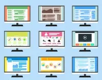 vários monitores com perojetos coloridos