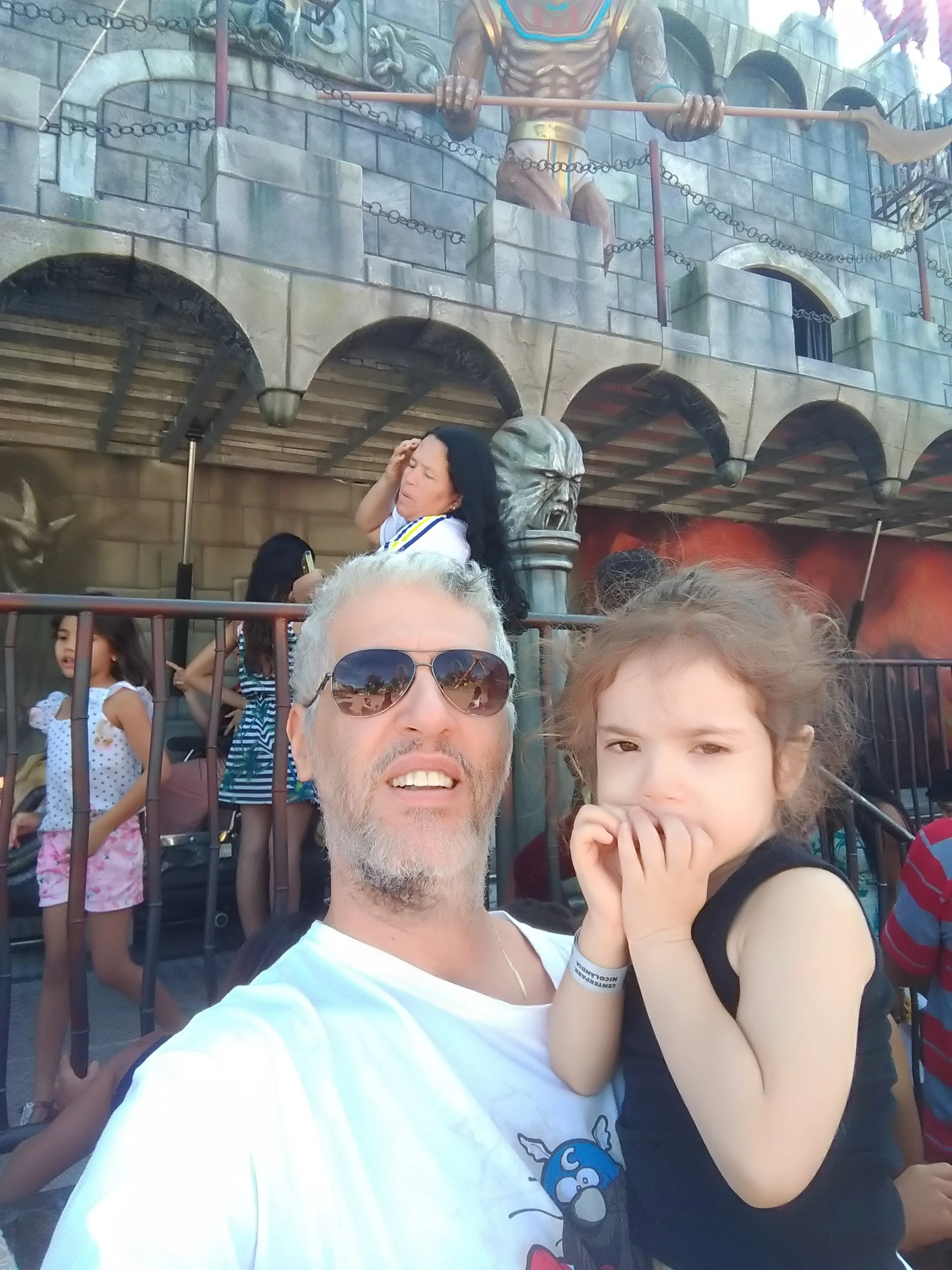 Selfie com Helena e Tulio na entrada do trem fantasma